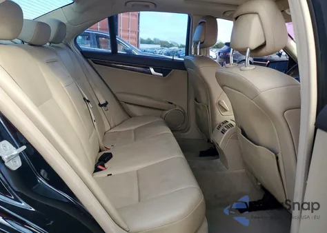 2012 Mercedes-Benz C 250 z USA, uszkodzony, nr VIN WDDGF4HB6CA615926